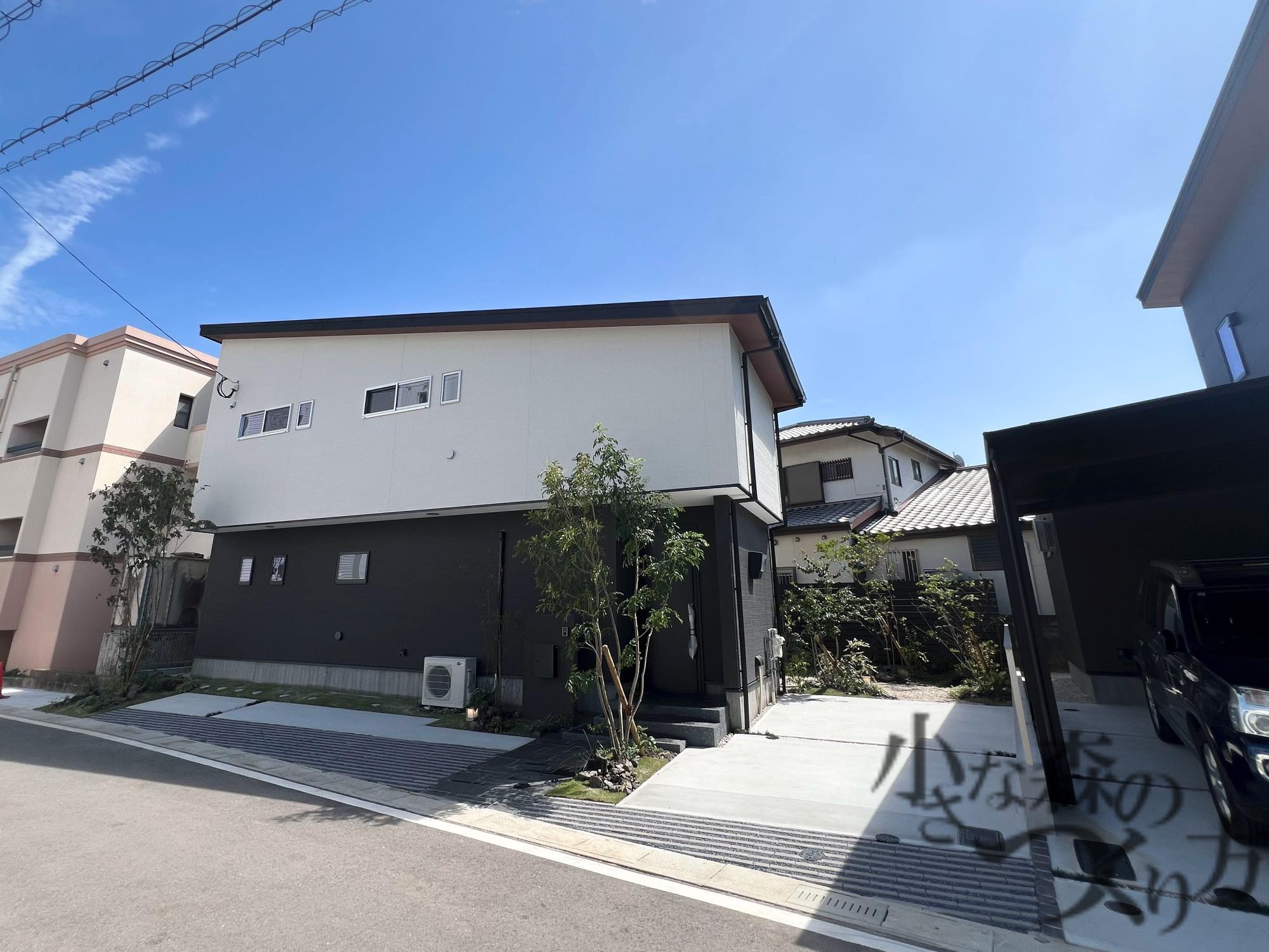 <p>ツートーンカラーの建物に、高さのある植栽でアクセントを付け、立体感を引き出しました。</p>
<p>アプローチに植栽を取り入れることにより、温かみと動きのある自然の美しさをプラスしてくれます。</p>
<p> </p>