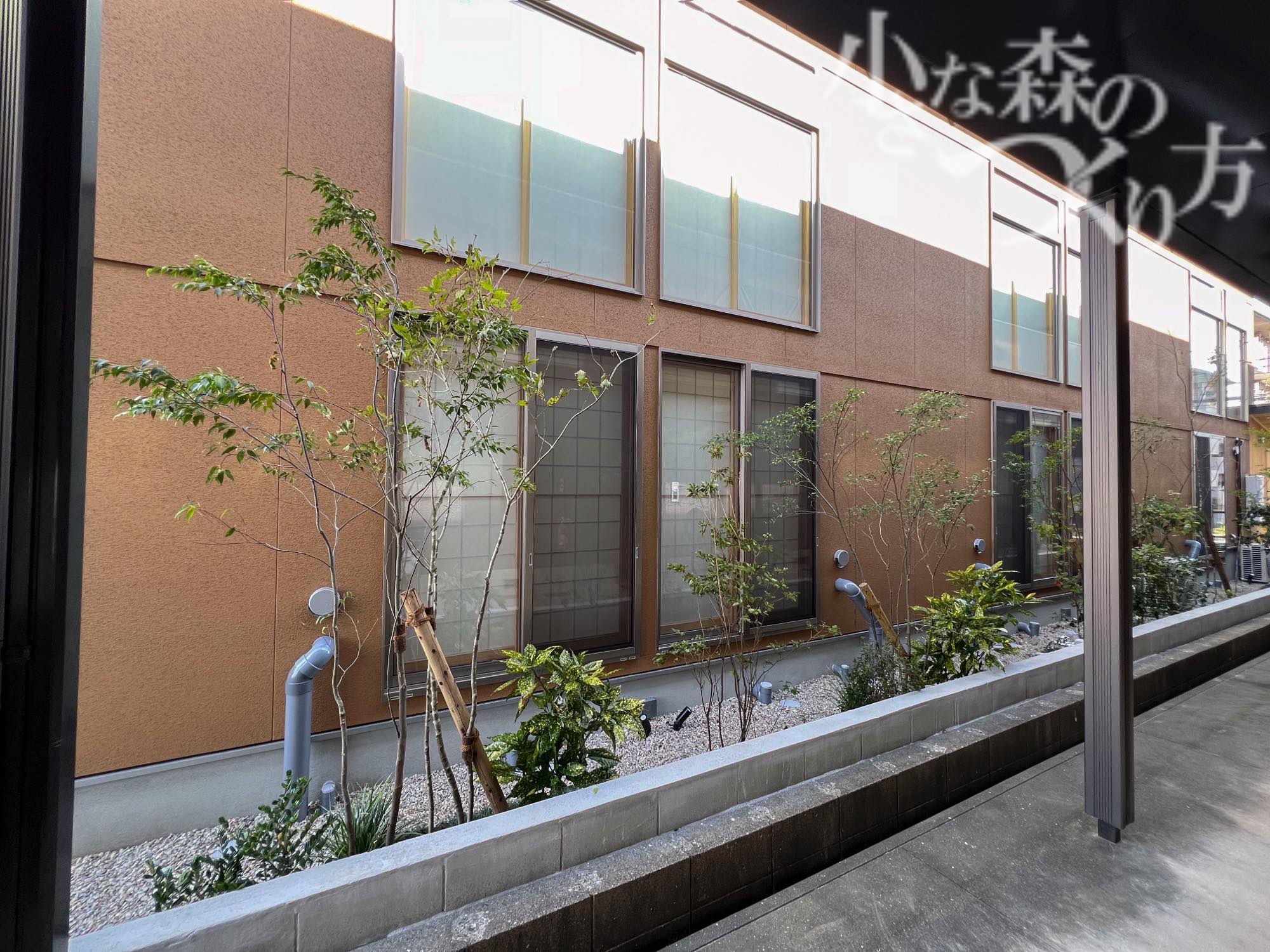 <p>窓辺からは、四季折々の植栽が織りなす美しい彩りをご覧いただけます。</p>
<p>季節ごとに変化する景色は、心を豊かな時間が流れています。</p>
<p> </p>