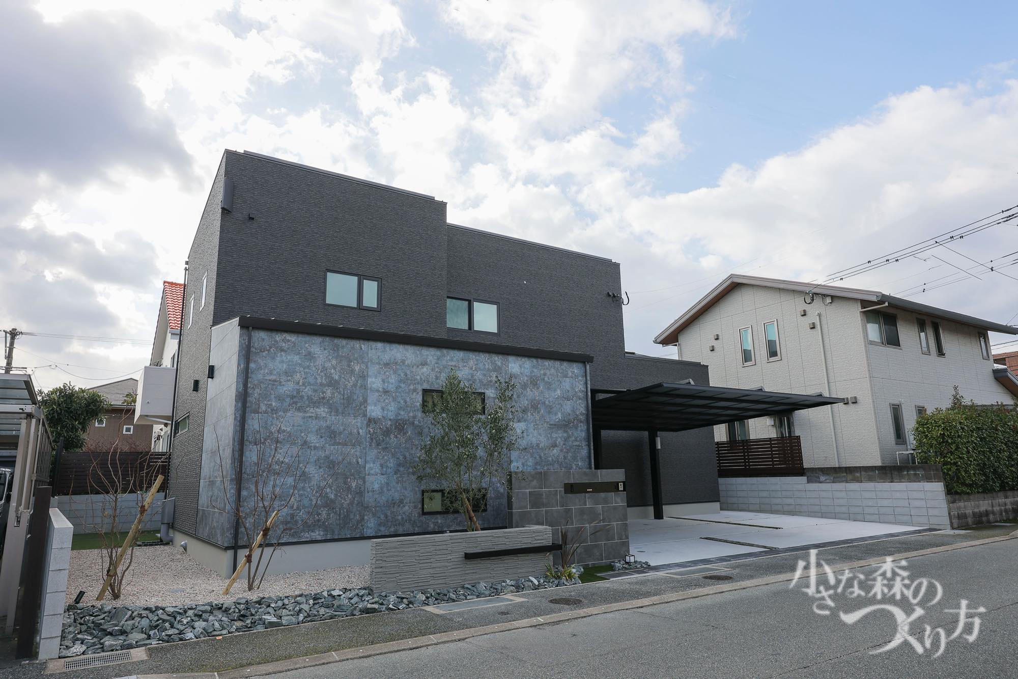 <p>足元にある栗石が自然素材の持つ素朴な美しさと力強さを兼ね揃えています。</p>
<p>自然の景観に調和しつつ機能も備えた素晴らしい独特の色合いが</p>
<p>長く楽しめるのが魅力です。</p>
<p> </p>
<p> </p>
<p> </p>