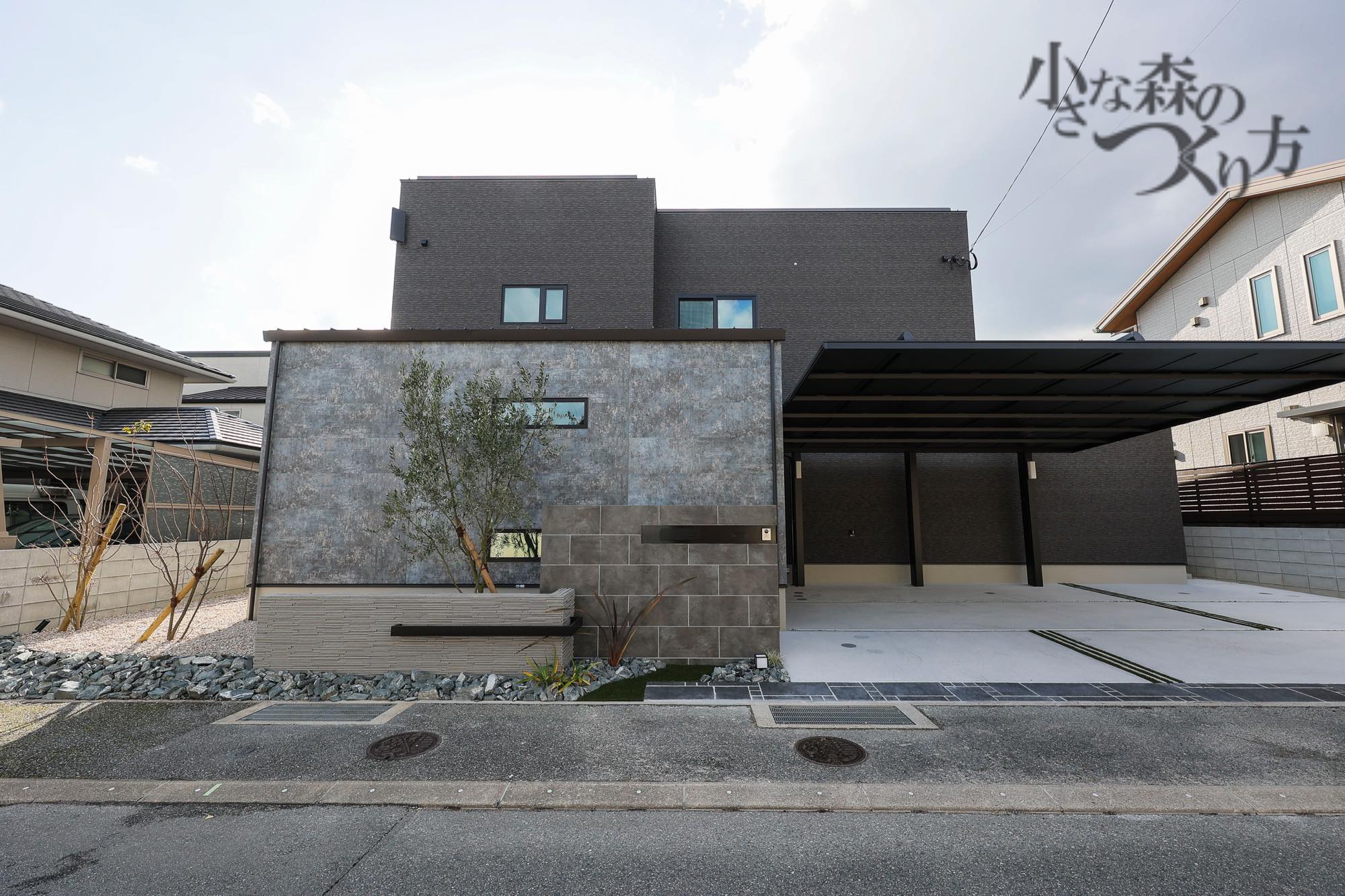 <p>足元にある栗石が自然素材の持つ素朴な美しさと力強さを兼ね揃えています。</p>
<p>自然の景観に調和しつつ機能も備えた素晴らしい独特の色合いが</p>
<p>長く楽しめるのが魅力です。</p>
<p> </p>
<p> </p>
<p> </p>