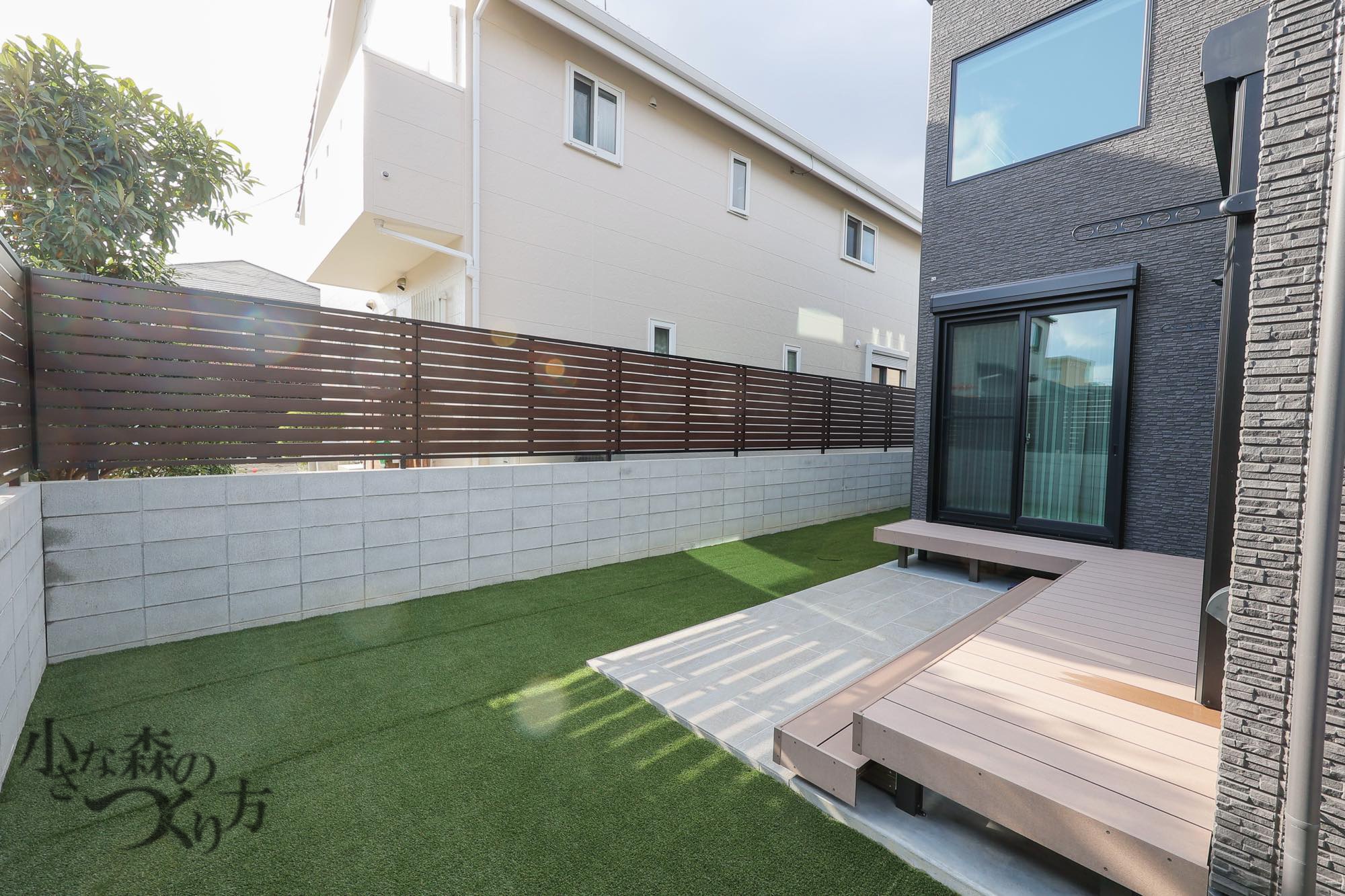 <p>先に広がる人工芝が緑の絨毯のように空間を彩り、タイルテラスと異なる素材が</p>
<p>おりなすコントラストとウッドデッキのぬくもりが一体感となり上質な空間を創り</p>
<p>出してます。</p>