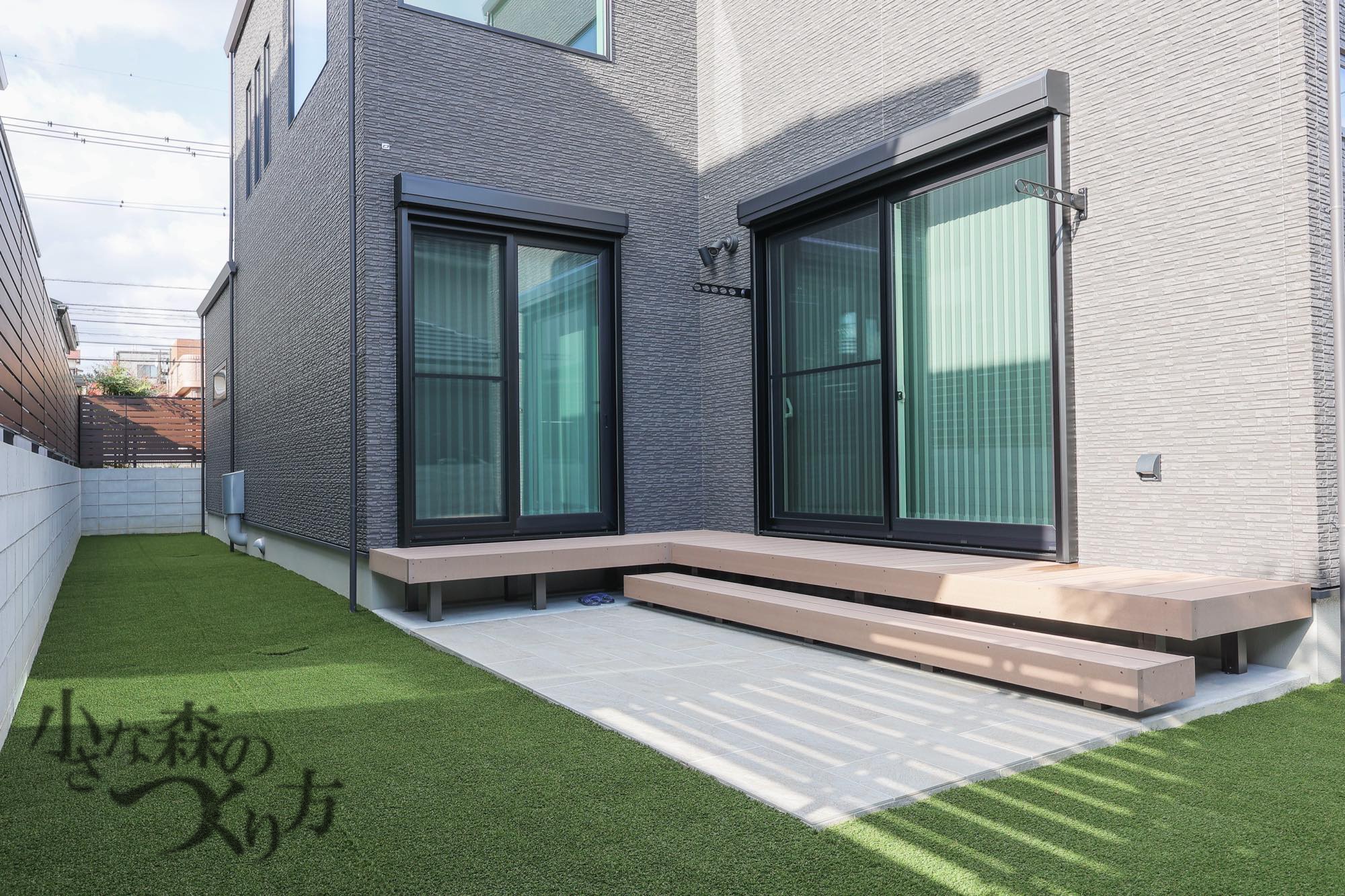 <p>先に広がる人工芝が緑の絨毯のように空間を彩り、タイルテラスと異なる素材が</p>
<p>おりなすコントラストとウッドデッキのぬくもりが一体感となり上質な空間を創り</p>
<p>出してます。</p>