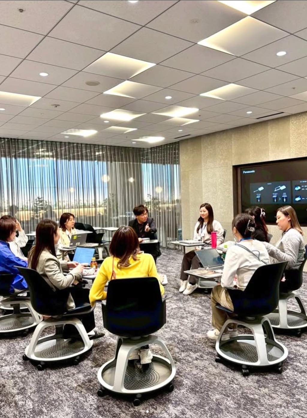 <p>今日は汐留のPanasonicの綺麗なOfficeで</p>
<p>エクステリアとライティングの関係の勉強会</p>
<p>しかしただの勉強会ではありません😁</p>
<p>個別ディスカッションも行い、小西流の</p>
<p>営業スキルの向上する他では聞けない雑学</p>
<p>と、クライアントが納得する方程式を💪</p>
<p>ディスカッション終わりの社員さんの表情が</p>
<p>いい感じになりました。</p>
<p>皆様お疲れ様でした🙇♂️</p>