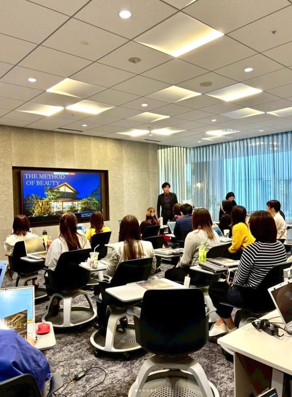 <p>今日は汐留のPanasonicの綺麗なOfficeで</p>
<p>エクステリアとライティングの関係の勉強会</p>
<p>しかしただの勉強会ではありません😁</p>
<p>個別ディスカッションも行い、小西流の</p>
<p>営業スキルの向上する他では聞けない雑学</p>
<p>と、クライアントが納得する方程式を💪</p>
<p>ディスカッション終わりの社員さんの表情が</p>
<p>いい感じになりました。</p>
<p>皆様お疲れ様でした🙇♂️</p>