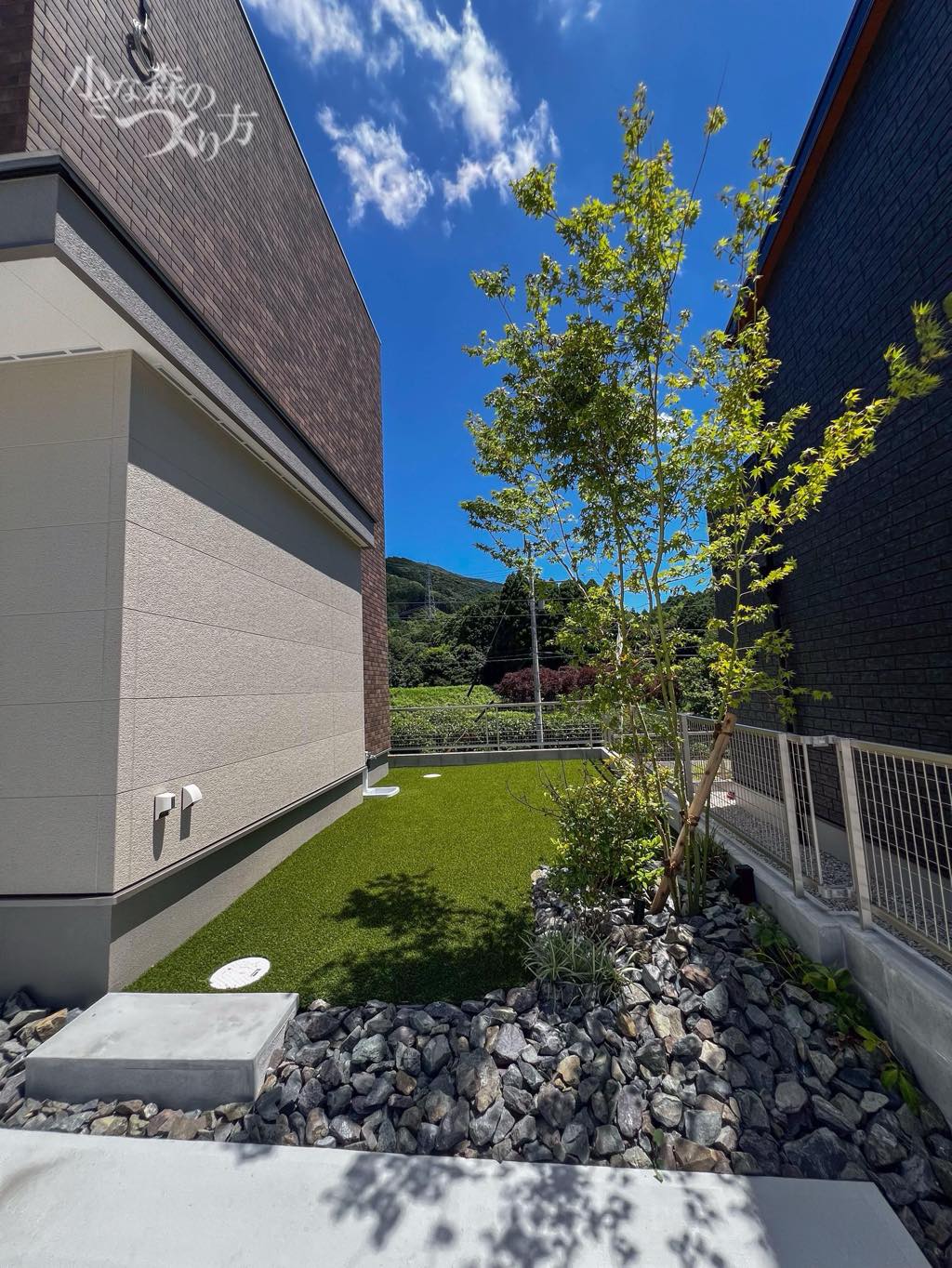 <p>シンボルツリーにはイロハモミジを。四季の移り変わりを感じさせてくれる人気の庭木です。こちらも足元に栗石を配置し、デザイン性と機能性をプラス。</p>