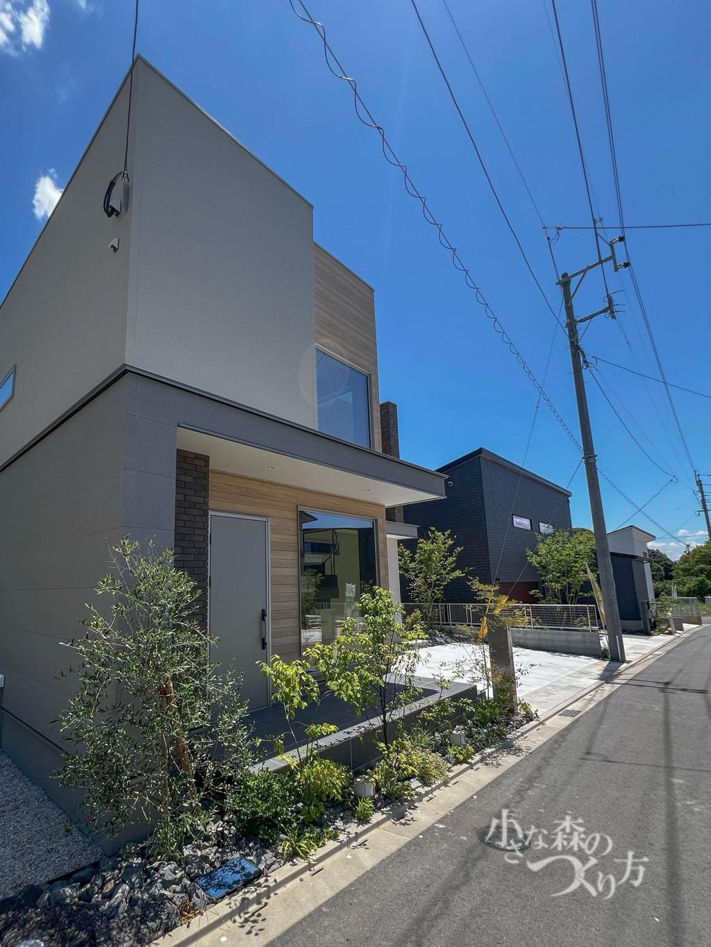 <p>玄関横にはシンプルな門柱を設置。直線的なデザインの中にも、複数の低木や下草に栗石を組み合わせることで柔らかな印象に。</p>