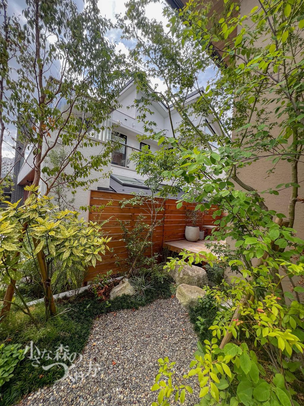 <p>フェンスと植栽でほどよく視界を遮り、豊かな緑量の植栽で季節の移ろいを感じることができる庭。</p>
<p> </p>
<p> </p>